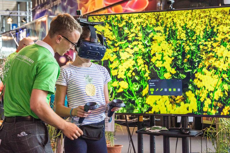 Kinder und Jugendliche erleben durch die VR-Brille die „Reise durch die Pflanze“. IdeenExpo 2019, Hannover.