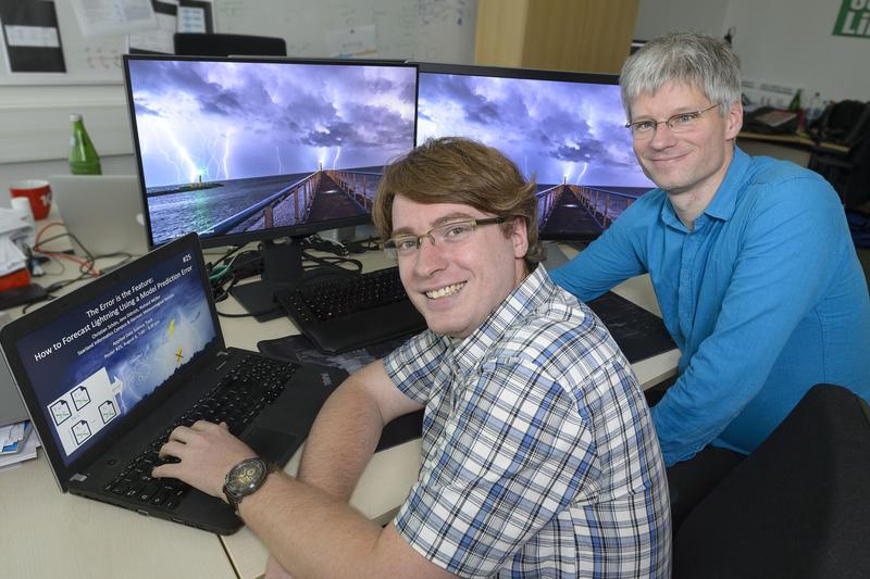 Christian Schön und Professor Jens Dittrich von der Universität des Saarlandes haben eine Software entwickelt, die Gewitter mit Hilfe von Künstlicher Intelligenz vorhersagt. 