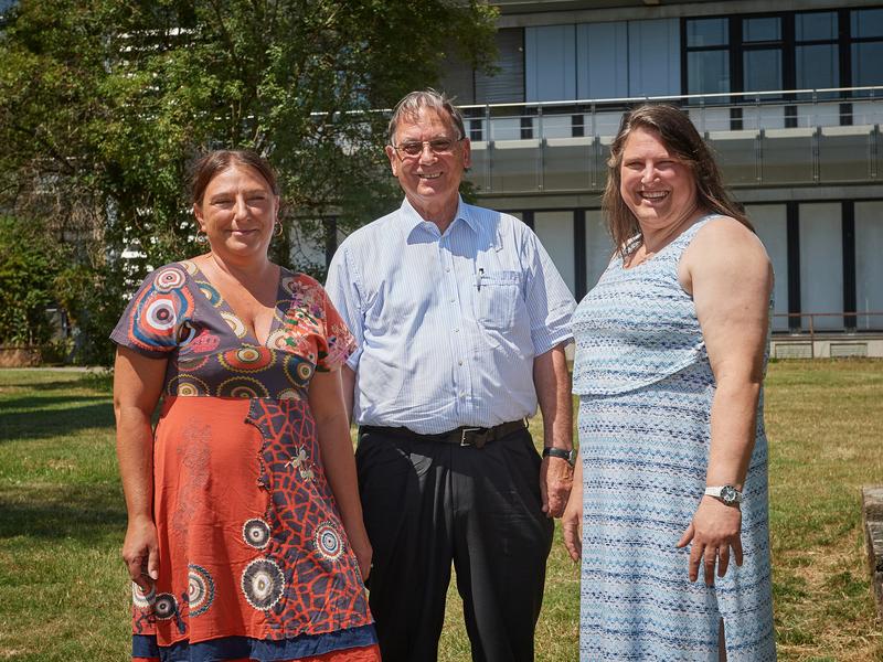 Das Team vor den Chemischen Instituten der Universität Bonn: Dr. Susi Anheuser, Prof. Dr. Konrad Sandhoff und Dr. Bernadette Breiden. 