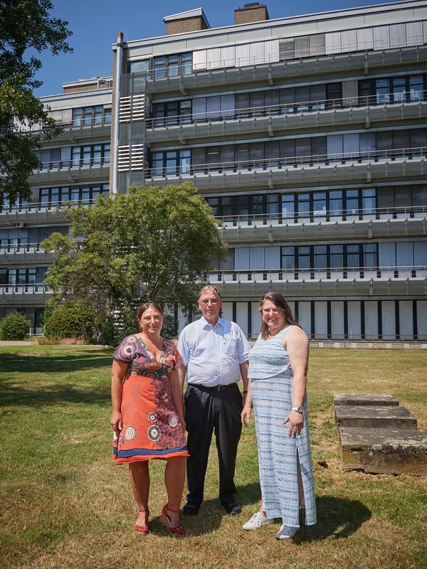 Das Team vor den Chemischen Instituten der Universität Bonn: Dr. Susi Anheuser, Prof. Dr. Konrad Sandhoff und Dr. Bernadette Breiden. 