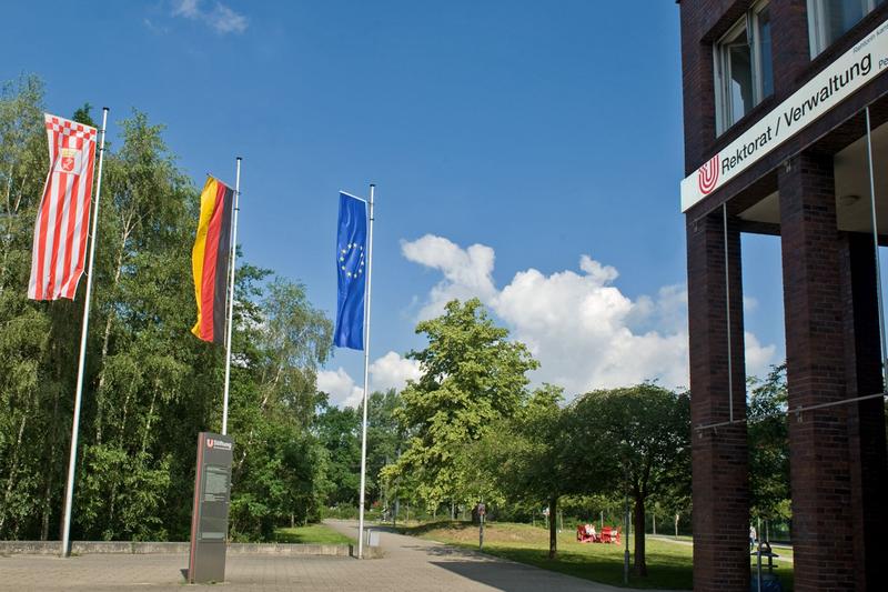 Die Europaflagge auf dem Campus der Universität Bremen: Zusammen mit sieben Partnern gestaltet die Universität Bremen eine der ersten Europäischen Universitäten. 