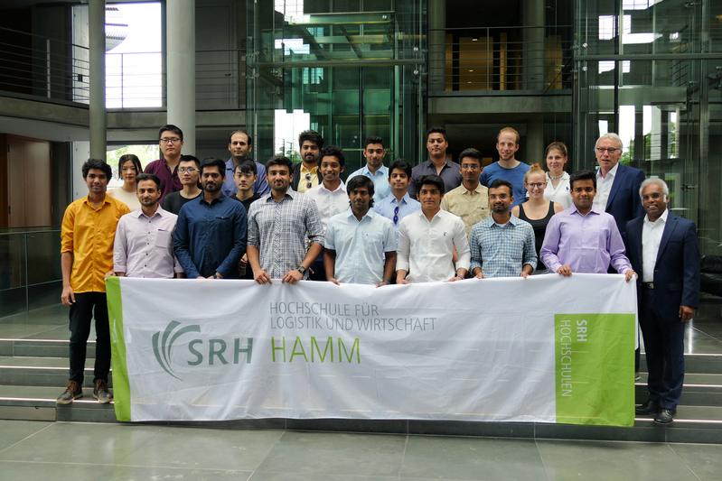 BU: Die SRH-Studierenden mit Ihrem Begleiter SRH-Prof. Dr. Haridass Pälmke im Deutschen Bundestag (rechts). 