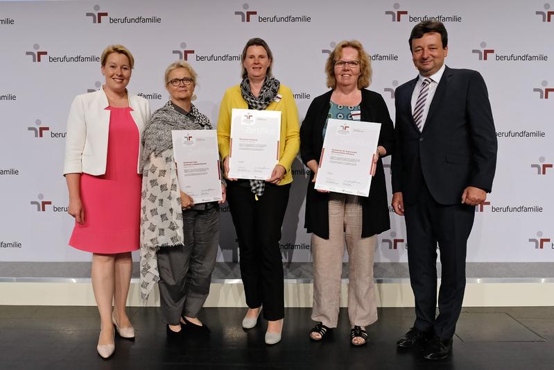 Bundesministerin für Familie, Senioren, Frauen und Jugend Dr. Franziska Giffey (links) und Chrstiane Prochnow-Zahir, Leiteirn Stabsstelle Gleichstellung an der HAW Hamburg (2.v.r.)