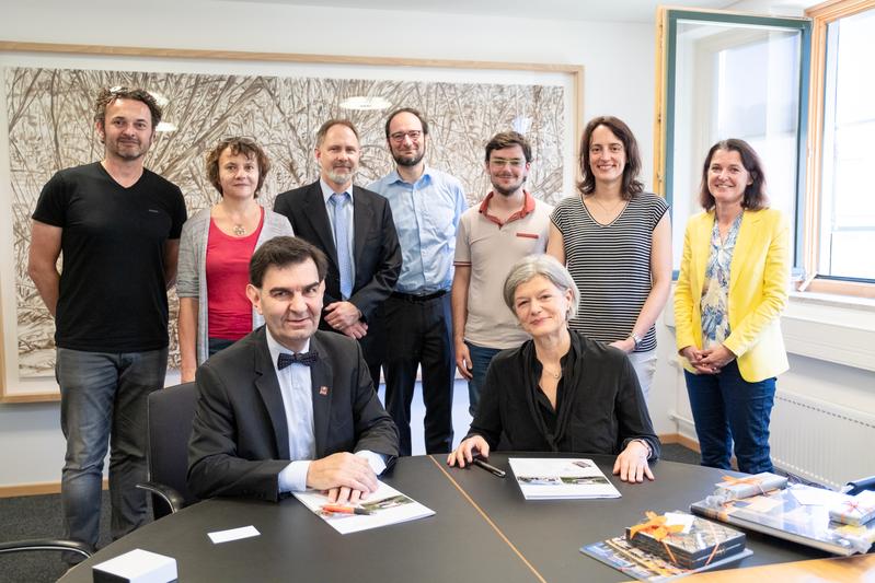 Präsidentin Prof. Dr. Carola Jungwirth und der Rektor der ENSIIE Laurent Prével unterzeichneten den Vertrag in Passau.