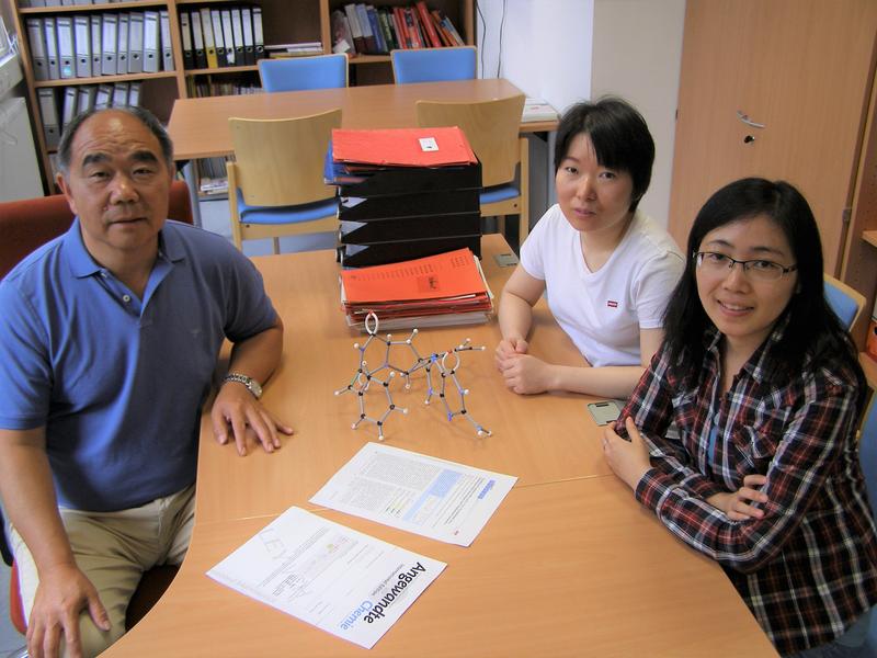 Minenarbeiter im Mikrobenerbgut: Der Marburger Pharmazieprofessor Dr. Shu-Ming Li (links) und sein Team entdeckten Enzyme mit neuartiger Wirkung im Bakterium Streptomyces. 