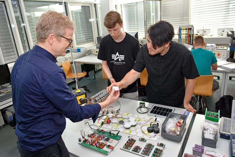 Von links: Prof. Dr. Berthold Gick sowie die beiden Elektrotechnik-Studenten Tim Evers und Josh Perske