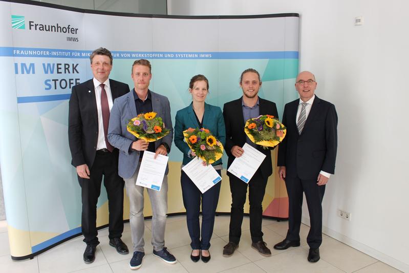Julius Rubers (Zweiter von rechts) erhielt den Werkstoffpreis. Maria Gaudig und Stephan Krause (Zweiter von links) wurden ebenfalls geehrt von Roland Langfeld (rechts) und Ralf Wehrspohn  (links).