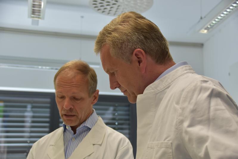 Christian Wulff (links) im Gespräch mit dem Wissenschaftlichen Direktor Prof. Dr. Jörg Overmann
