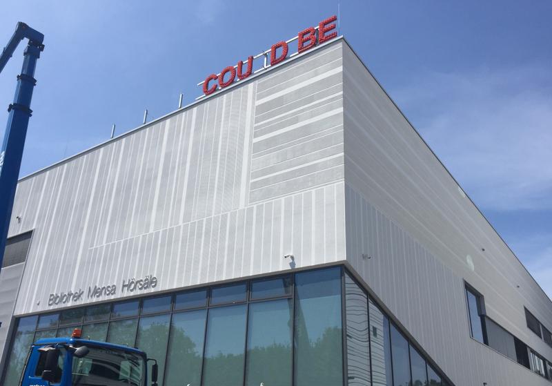 Die Lichtinstallation ‚How Love Could Be‘ wurde am 25. Juni 2019 auf dem Dach der Hochschule für Gesundheit (hsg Bochum) montiert.