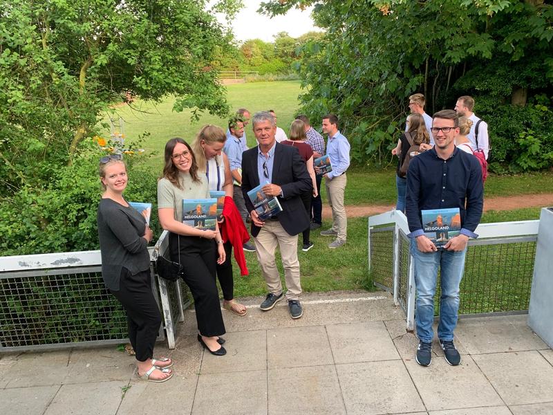 Präsentierten auf Helgoland erfolgreich ihr nachhaltiges Hafennutzungskonzept: Die Studierenden des Studiengangs Maritime Management rund um ihren Dozenten Prof. Ralf Brauner (mi). 