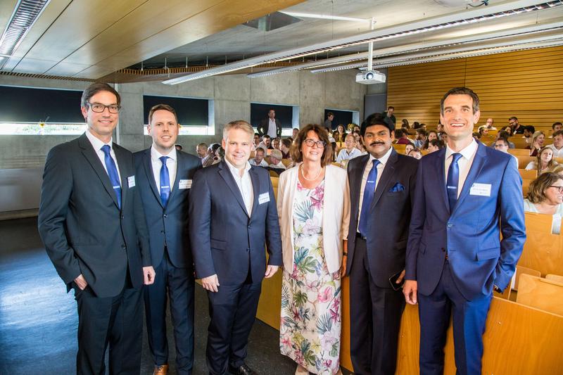 (v.l.) Prof. Dr. Alexander Danzer, Prof. Dr. Simon Wiederhold, Oberbürgermeister Dr. Christian Lösel, KU-Präsidentin Prof. Dr. Gabriele Gien, Prof. Dr. Sashi Matta und Prof. Dr. Jens Hogreve.