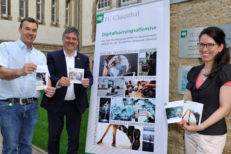 Universitätspräsident Professor Joachim Schachtner (Mitte), Professor Andreas Rausch und Diana Zucker (Digitalisierungslabor) präsentieren die neuen Studiengänge.