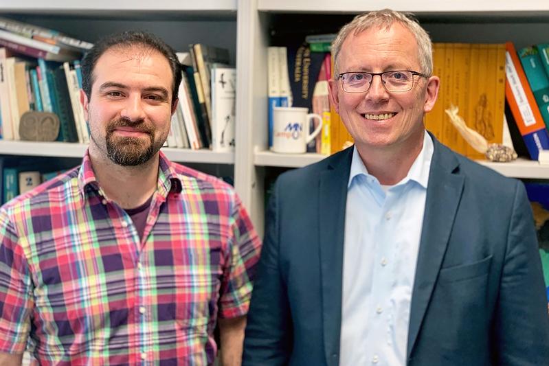 Erstautor Hossein Emami und Professor Frank Kempken (rechts) untersuchten den Einfluss mitochondrialer Proteine auf den Blütezeitpunkt von Arabidopsis thaliana. 