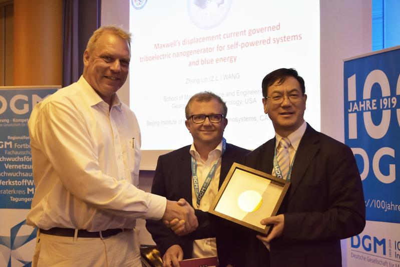 Prof. Lutz Kipp, President of Kiel University (left) and Prof. Jeffrey McCord, spokesperson of KiNSIS (middle), gave Prof. Zhong Lin Wang, Georgia Institute of Technology, the Diels-Planck-Medal.