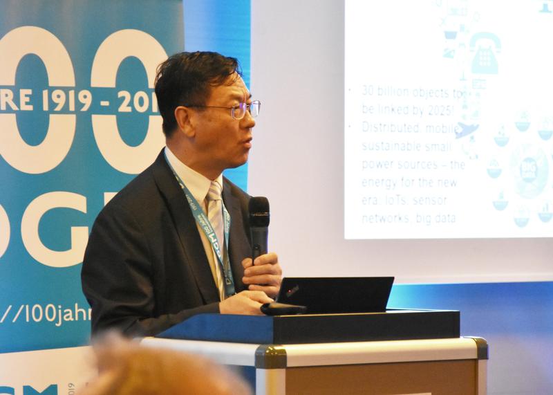 In his lecture Wang explained the principle of self-powered nanogenerators.