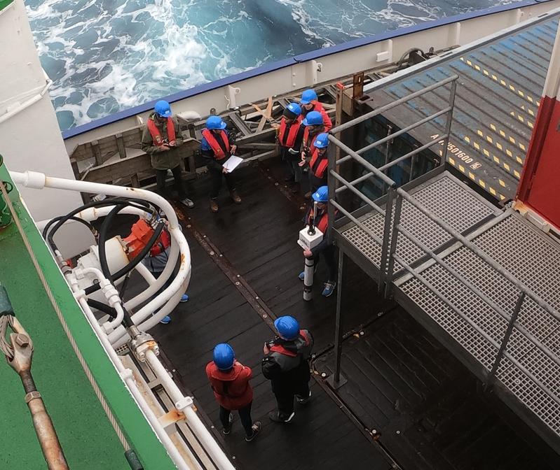 Die Expeditionsteilnehmenden bekommen auf der Polarstern eine Einweisung in die Handhabung von ARGO Floats.