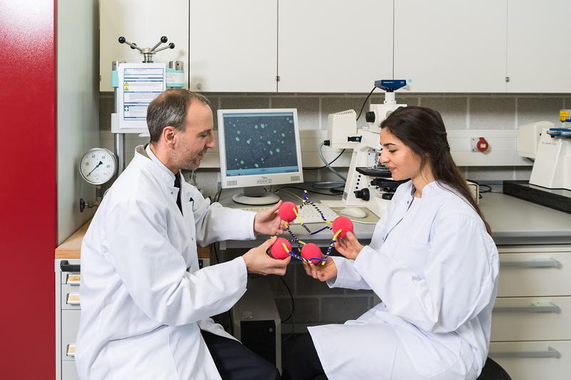 Oliver Lieleg, Professor für Biomechanik an der TUM (l.) und Doktorandin Ceren Kimna. 