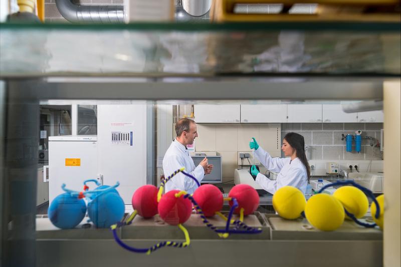 Prof. Oliver Lieleg uses models to visualize how nanoparticles are bound together by DNA fragments. Such connections may become the basis of drugs that release their active ingredients in sequence.