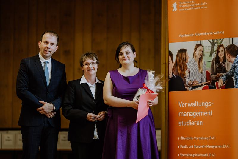 Jahrgangsbeste des Bachelorstudiengangs Verwaltungsinformatik, Doreen Ehrlich, erhält den Margit-Falck-Gedächtnispreis der HWR Berlin für ihre Abschlussarbeit über E-Prüfungen an Hochschulen