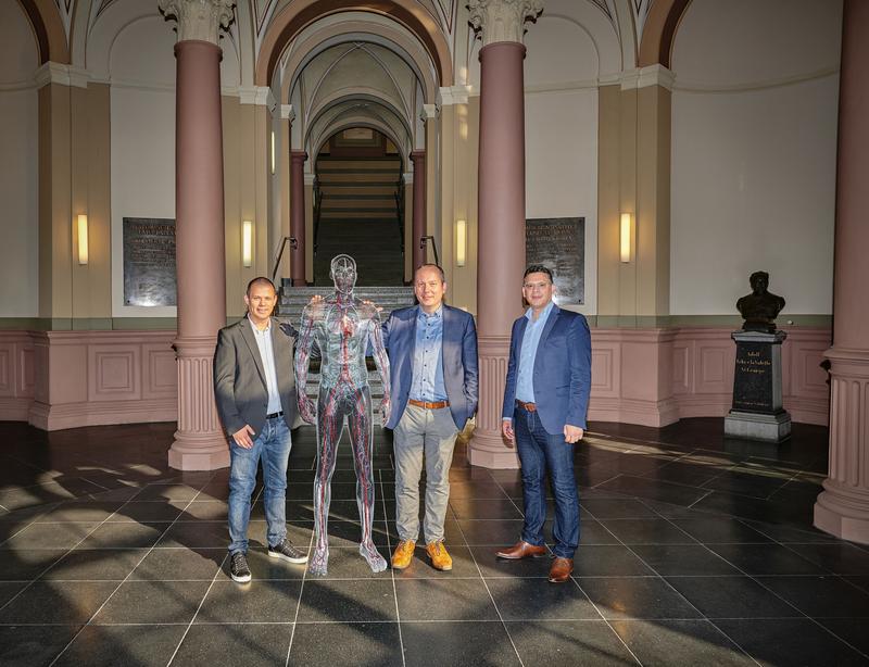 Augmented 3D Body Reality (v.l.) Rodrigo Olmos, Bernd Weber und Pablo Olmos in der Alten Anatomie.