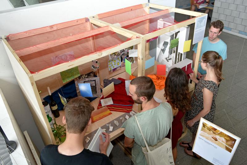 Ausstellung des Wahlmoduls „Szenische Räume“ am RheinMoselCampus der Hochschule Koblenz