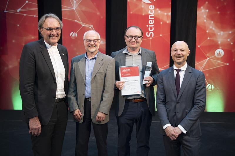 Preisverleihung mit den Schirmherren des Projektes vom Land Hessen und Sanofi in Deutschland, Dr. Thomas Berberich (2.v.l.) und Dipl. Biol. Daniel Weber (2.v.r.) (beide Phytoprove)