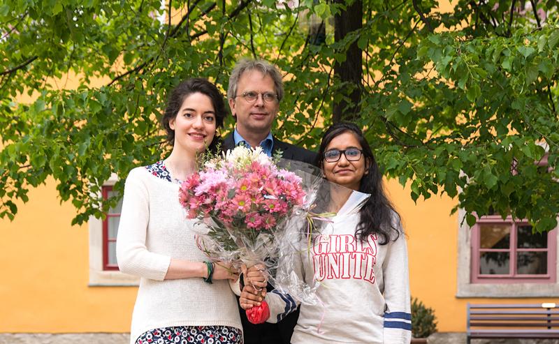 Marta Maggioni (li.) und Reema Chowdhury gehören zu den ersten Absolventen des Masterstudiengangs Medical Photonics, der von Prof. Dr. Christoph Biskup geleitet wird.