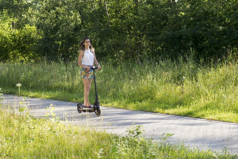 Pariya Shaigani, Doktorandin am Werner Siemens-Lehrstuhl für Synthetische Biotechnologie, auf einem e-Scooter mit Trittbrett aus einem Verbund von Granit und Carbonfasern aus Algen.