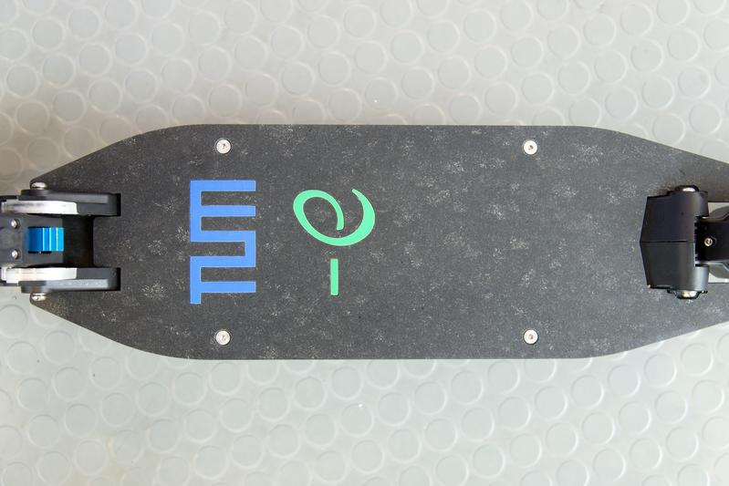 e-scooter step made of a composite material integrating granite and carbon fibers made from algae.