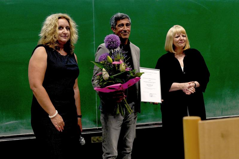 Ranga Yogeshwar mit den Professorinnen Claudia Quaiser-Pohl (links) und Nicole Hoffmann bei der feierlichen Verleihung der Ehrenpromotion