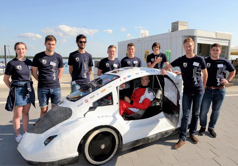 Das Team Lausitz Dynamics mit dem Energiesparmobil „Lupus“ am Senftenberger Stadthafen, wo es  beim Wasserverband Lausitz seinen Unterstützern das Fahrzeug vor dem Wettbewerb in London präsentierte.