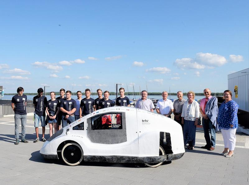 Das Team Lausitz Dynamics und sein Energiesparmobil „Lupus“ mit einigen seiner Unterstützer. 