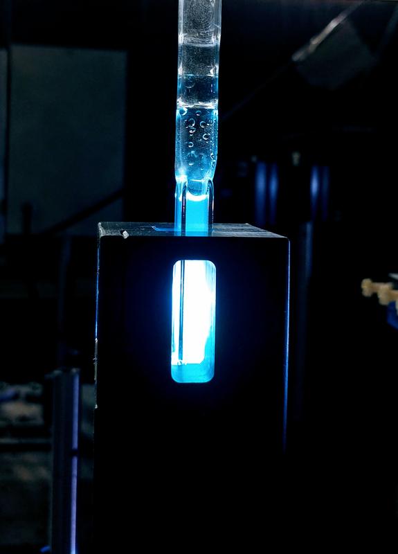 Photocatalyst in a cuvette. The underlying molecular processes are investigated using ultrafast spectroscopy.