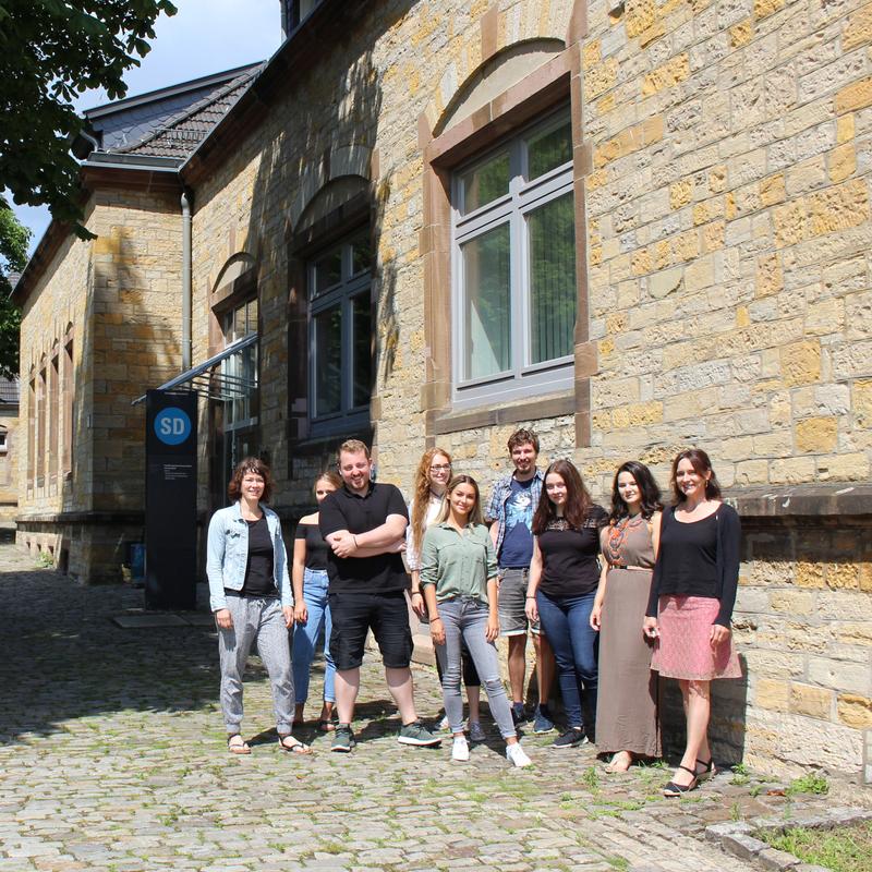 Acht Studierende unterstützen das erste Jugend-Camp Deutschlands zum Thema „Soziale Ungleichheit“ – hier mit den Betreuerinnen Svenja Wichelhaus (links) und Prof. Michaela Ramm (rechts).