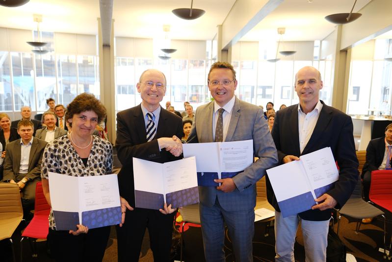 Unterzeichneten in Groningen den neuen Kooperationsvertrag (v.l.): Prof. Marian Joëls, Prof. Dr. Dr. Hans Michael Piper, Prof. Jouke de Vries und Prof. Dr. Hans Gerd Nothwang