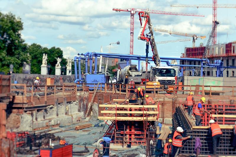 Betonierarbeiten auf einer Großbaustelle