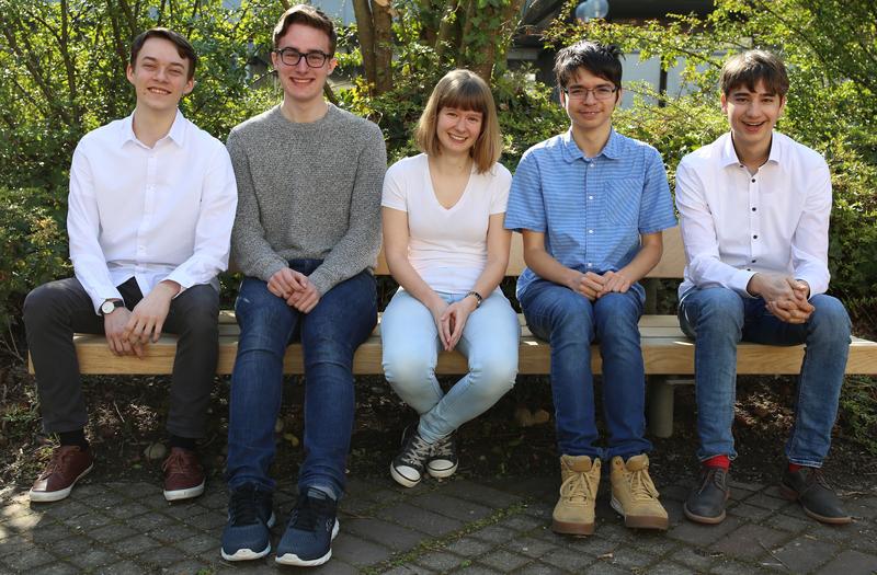 Sie vertreten Deutschland auf der kommenden Physik-Weltmeisterschaft, dem IYPT in Warschau: Fabian Henn, Frederik Gareis, Saskia Drechsel, Berin Becic und Fabio Briem (v.l.n.r). 