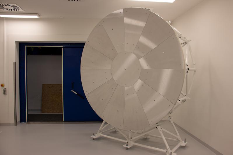 Ein Radioreflektor mit zweieinhalb Metern Durchmesser soll helfen, die Existenz von Axionen und Dunkler Materie nachzuweisen.