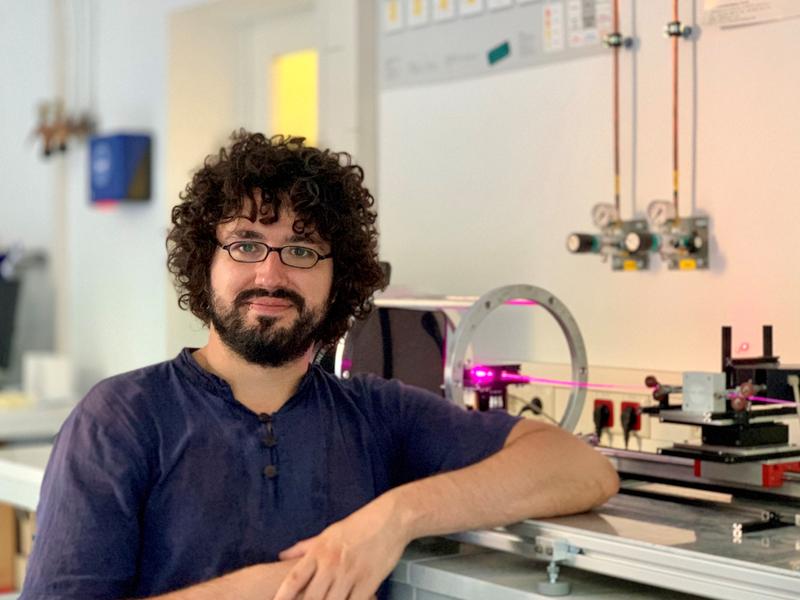 Doktorand Aaron Reupert entwickelt Glasfasern, die in der Medizin zur besseren Beleuchtung von menschlichem Gewebe eingesetzt werden können.