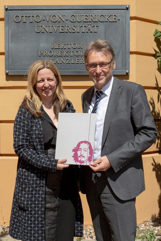 Der Rektor der Universität, Prof. Dr.-Ing. Jens Strackeljan, überreicht auf dem Unicampus die Berufungsurkunde an Prof. Dr. Kristine Krug am 2. Juli 2019