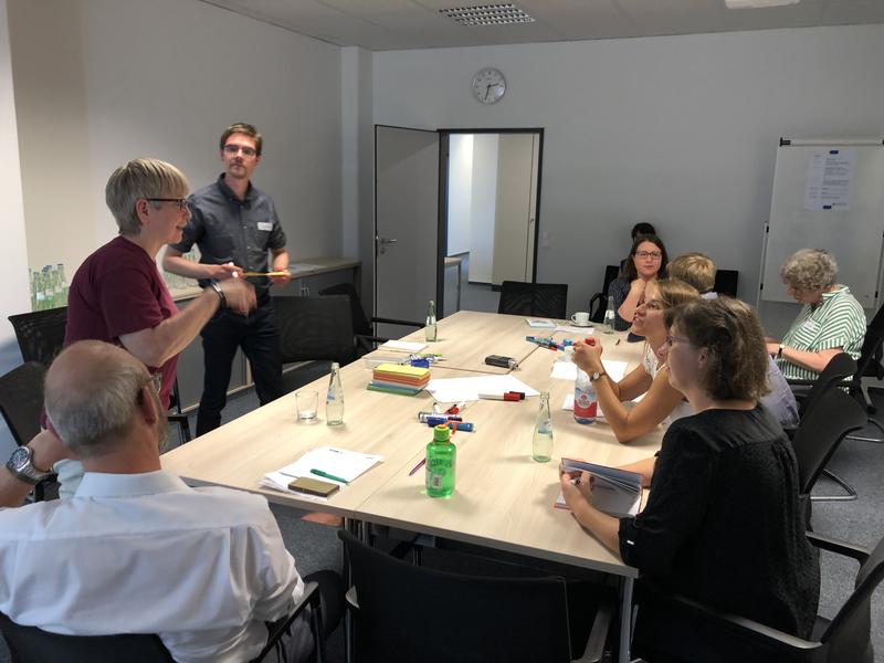 Prof. Dr. Gabriela Christmann (links stehend) in der Diskussion