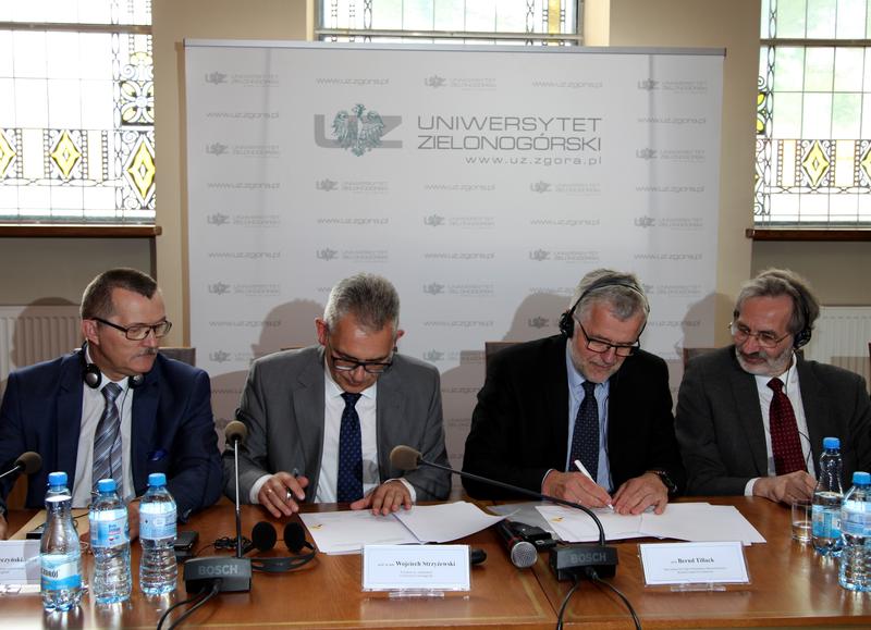 Prof. Dr. Wojciech Strzyżewski und Prof Dr. Tillack (Mitte v.l.n.r.) bei der Unterzeichnung des Joint Lab Vertrages.