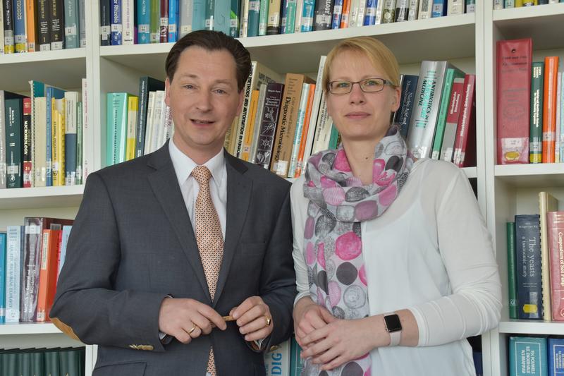 Team der DSMZ-Pressestelle: links Sven-David Müller (Pressesprecher), rechts Dr. Manuela Schüngel (Referentin für Presse- und Öffentlichkeitsarbeit)