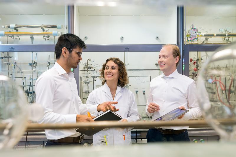 Die Erstautoren des Projekts in ihrem Labor im Catalysis Research Center (CRC) der Technischen Universität München (TUM): Dr. Batyr Garlyyev, Kathrin Kratzl und Marlon Rück(v.l.n.r.)