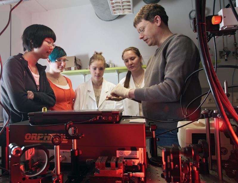 Beim Workshop „Physik für Schülerinnen“ besuchen die Teilnehmerinnen auch die Labore der Universität Jena.