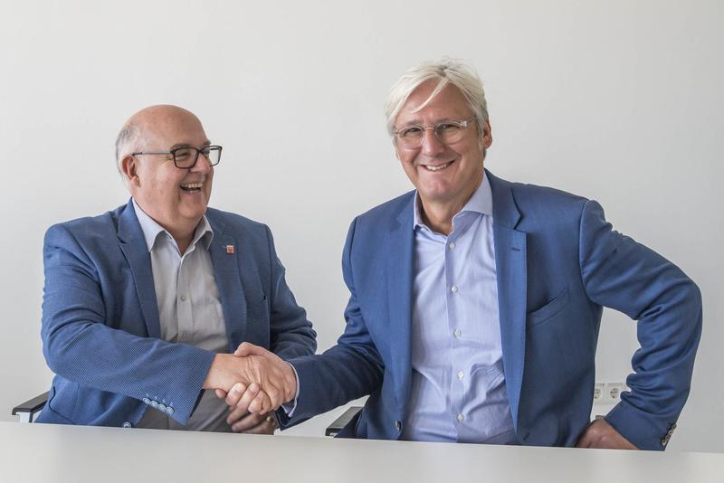 h_da-Präsident Prof. Dr. Ralph Stengler (li) und Darmstadts Oberbürgermeister Jochen Partsch (re) bei der Kooperationsvereinbarung