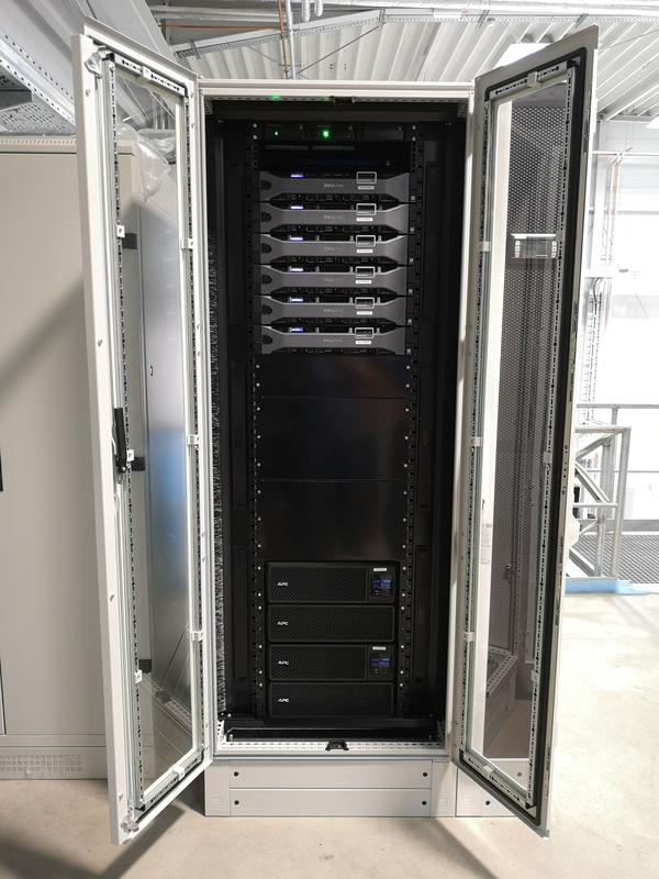 Einblick auf den sechs Knoten Edge Computing Cluster in der Maschinenhalle am WZL-Standort Rotter Bruch