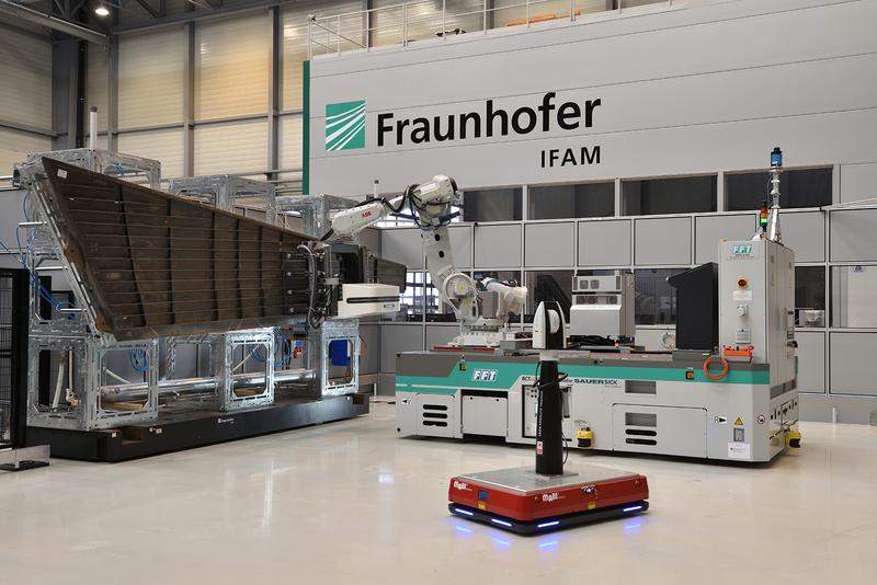 MBFast18-Gesamtanlage mit Mehrachs-Bearbeitungseinheit, Roboter, AGV und mobilem Lasertracker an einer Flugzeugseitenleitwerksschale im Technikum des Fraunhofer IFAM l Stade 
