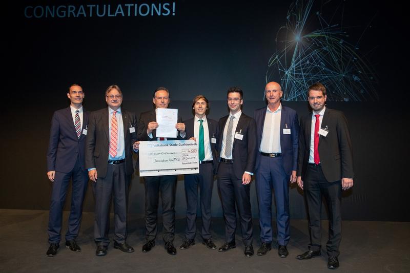 Christoph Brillinger (Mitte) vom Fraunhofer IFAM Stade wird auf der Composites Convention stellvertretend für das Projektkonsortium mit dem 1. Platz des CFK Valley Innovation Award 2019 ausgezeichnet