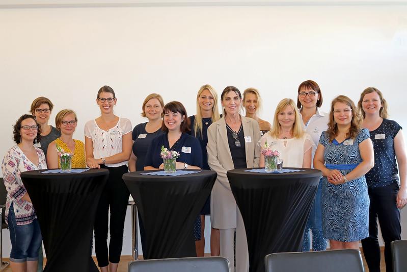 Das Foto zeigt elf der zwölf teilnehmenden Wissenschaftlerinnen sowie – rechts im Bild – Dr. Kerstin Schiele und Julia Willers vom Gleichstellungsbüro der Hochschule Koblenz. 